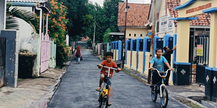 Pemdes Lemahabang Realisasikan Pengaspalan Jalan Desa