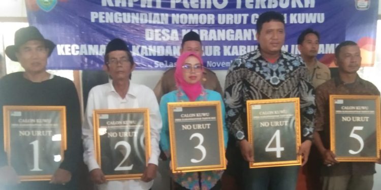 Pengundian Nomor Pada 5 calon kuwu di desa karanganyar . 