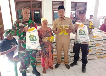Penyaluran Bantuan Pangan Dipantau Langsung Kuwu Bhabinkamtibmas Dan Babinsa