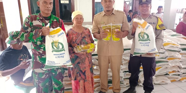Penyaluran Bantuan Pangan Dipantau Langsung Kuwu Bhabinkamtibmas Dan Babinsa