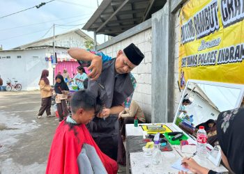 Sat Binmas Polres Indramayu, Berikan Layanan Potong Rambut Gratis Bagi Pelajar