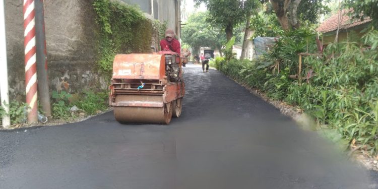 Cair Banprov, Pemdes Putat Realisasikan Pembangunan Hotmix Jalan Desa