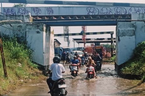 Area Terowongan KA Mertapada Tergenang Banjir, Sebabkan Banyak Kendaraan Mogok