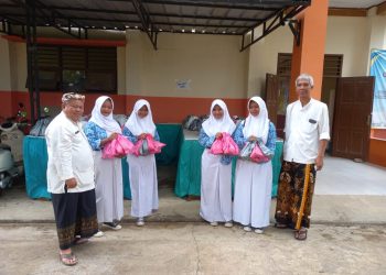 SMPN 1 Kaliwedi Salurkan MBG untuk 928 Siswa, Dibagikan Matang dan Mentah Sesuai Jadwal 