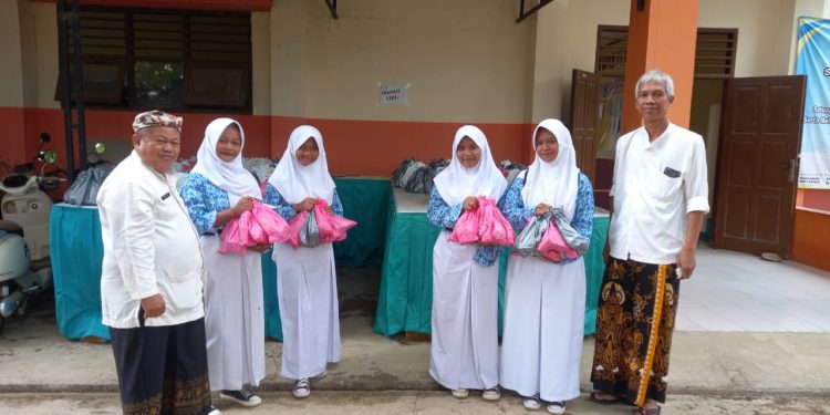 SMPN 1 Kaliwedi Salurkan MBG untuk 928 Siswa, Dibagikan Matang dan Mentah Sesuai Jadwal 