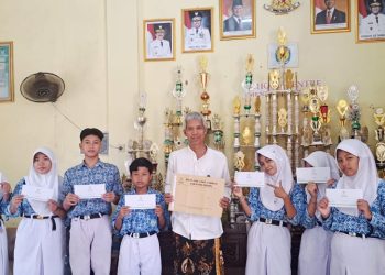 Bantuan Zakat Baznas Disalurkan di SMPN 1 Kaliwedi, Siswa Penerima Sambut Gembira