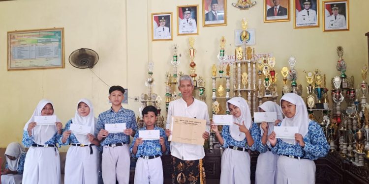 Bantuan Zakat Baznas Disalurkan di SMPN 1 Kaliwedi, Siswa Penerima Sambut Gembira