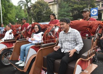 100 Pebecak Lansia Asal Cirebon, Dihadiahi Becak Listrik oleh Presiden
