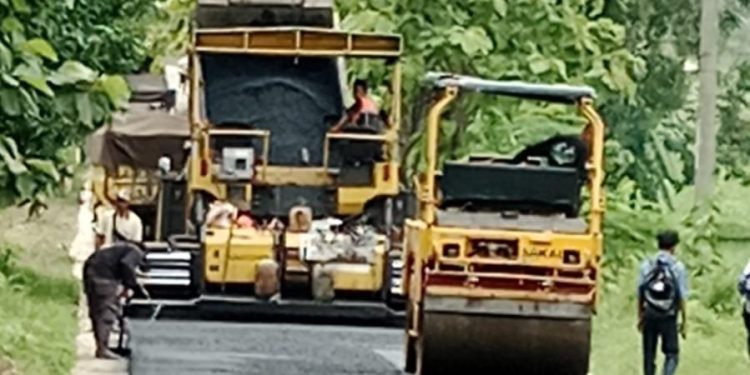 Gelar Hotmix, CV Arvin Abadi Rampungkan Peningkatan Jalan Pasawahan – Susukanlebak