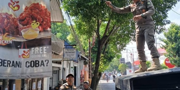 Satpol PP dan Damkar Indramayu Gencarkan Penertiban Reklame Tak Berijin
