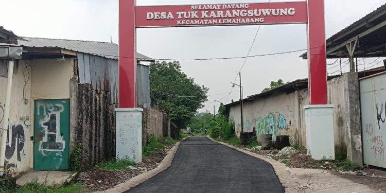 Gelar Hotmix, CV ALZDAF Rampungkan Pekerjaan Saluran Dan Jalan Sigong – Tuk Karangsuwung