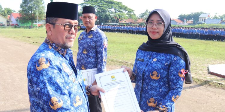 Ribuan Honorer Resmi Dilantik, Bupati Imron Harap PPPK Paruh Waktu Perkuat Pelayanan Publik