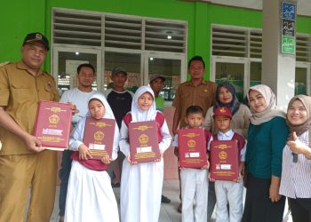 Kuwu Kusnan Hadiri Pengambilan Rapor Anak Ke Sekolah