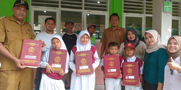 Kuwu Kusnan Hadiri Pengambilan Rapor Anak Ke Sekolah