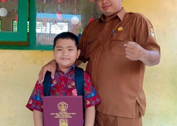 Wasana Kartakusuma Ambil Rapor Putranya, Afwan Syauqillah