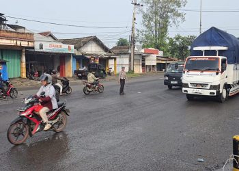 Antisipasi Kepadatan di Pagi Hari, Polsek Widasari Lakukan Pengaturan Lalu Lintas 