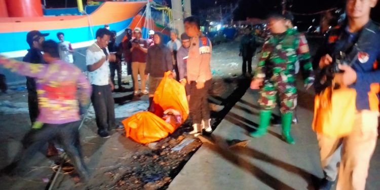 Geger, Mayat Pria Lansia Ditemukan Mengambang di Empang Karangsong Indramayu