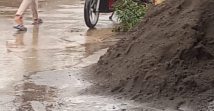 Anggota Polsek Juntinyuat Sigap Bantu Pemotor Mogok Saat Hujan Deras