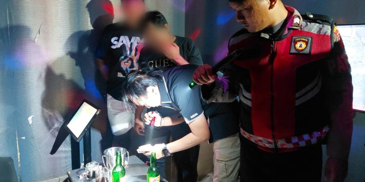 Polisi Bongkar Gudang Miras Tersembunyi di Karaoke Cirebon, 130 Botol Disita Saat Razia Dini Hari