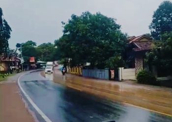Jalan Provinsi di Cirebon Berlumpur Saat Hujan, Aktivitas Galian C di Beber Disorot