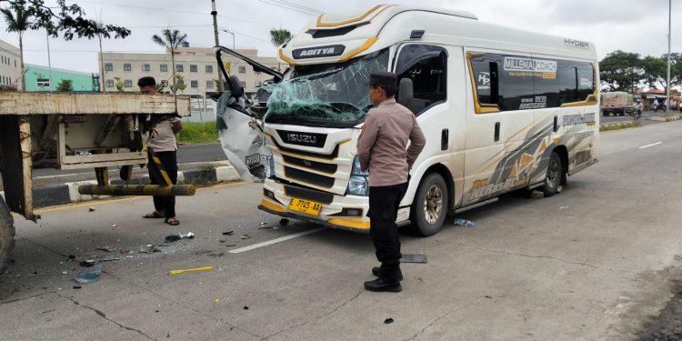 Kecelakaan Beruntun di Jalan Indramayu – Cirebon, Satu Orang Meninggal,  Tiga Kendaraan Ringsek 