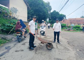 Telan Banyak Korban, H. Lili Bersama Warga Swadaya Perbaiki Jalan Cipeujeuh – Wangkelang