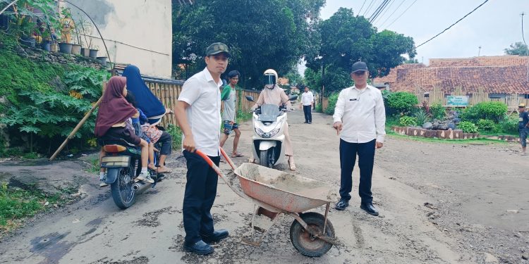 Telan Banyak Korban, H. Lili Bersama Warga Swadaya Perbaiki Jalan Cipeujeuh – Wangkelang