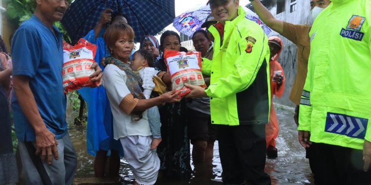 Tinjau Lokasi Banjir, Kapolres Indramayu Salurkan Bantuan 