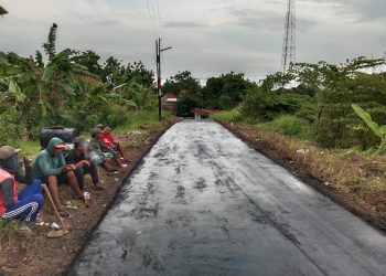 Warga dan Pemdes Kaligawe Swadaya Perbaiki Jalan Kabupaten