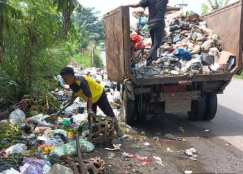 Tak Ada Habisnya, DLH Intens Pengangkutan Sampah di Jalan Raya Kanci