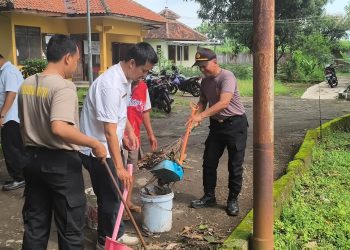 Jajaran Polsek Susukanlebak Gelar Kegiatan Kebersihan Lingkungan