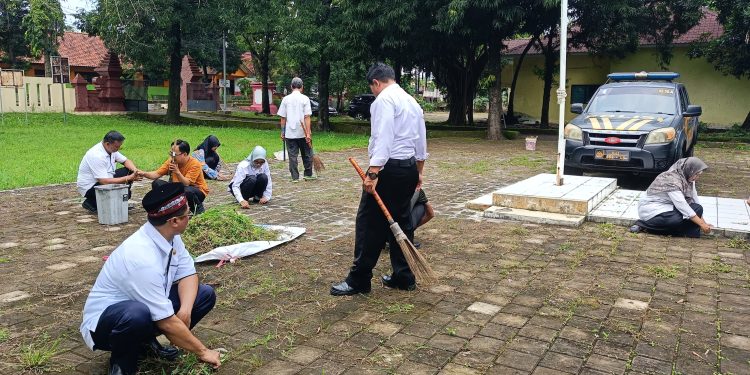 Camat Susukanlebak Pimpin Kegiatan Kebersihan Lingkungan