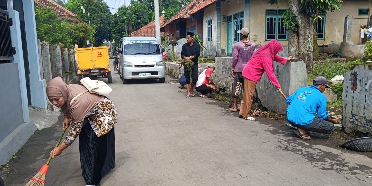 Menyambut Bulan Suci Ramadhan, Pemdes Kaligawe Wetan Bersih-Bersih Lingkungan