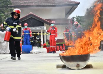 Tak Kalah Gesit, Seratusan IRT Adu Ketangkasan Padamkan Api