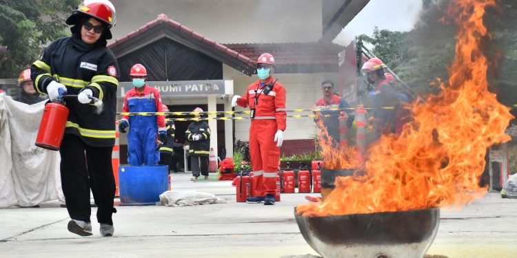Tak Kalah Gesit, Seratusan IRT Adu Ketangkasan Padamkan Api