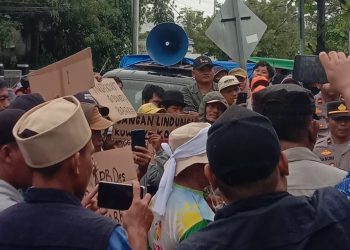Aksi Demo Oleh Warga Ke Gedung Inspektorat Audit Anggaran dan Tuntut Kuwu Rancahan Mundur