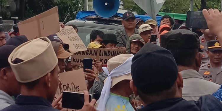 Aksi Demo Oleh Warga Ke Gedung Inspektorat Audit Anggaran dan Tuntut Kuwu Rancahan Mundur