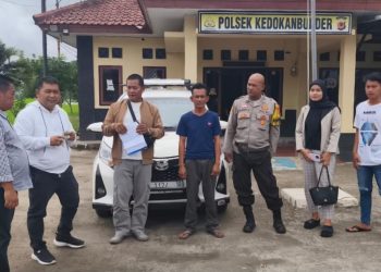 Terparkir di Pinggir Jalan, Mobil Tak Bertuan Gegerkan Warga 