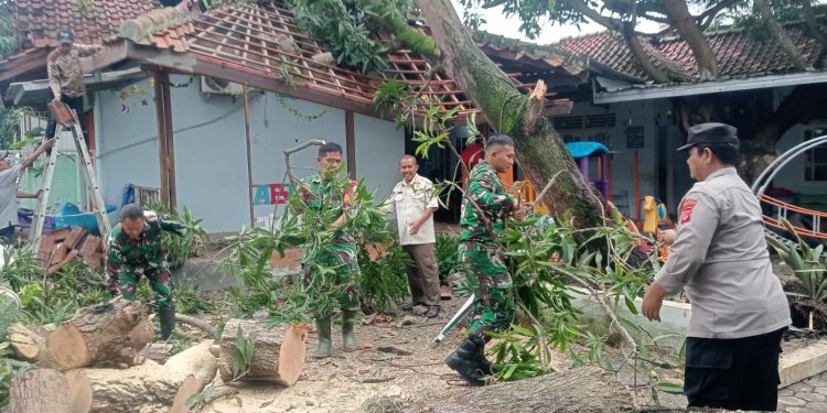 Bersama Warga, Koramil Indramayu Bersihkan Pohon Tumbang