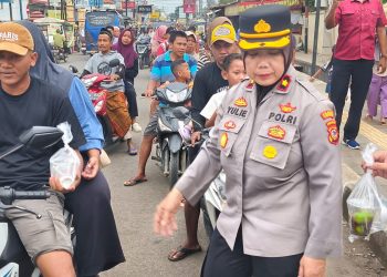 Berkah Ramadhan, Polsek Lemahabang Berbagi Takjil