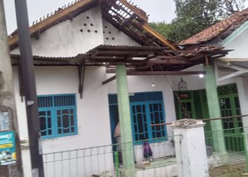Akibat Angin Puting Beliung Beberapa Rumah Terkena Imbas 