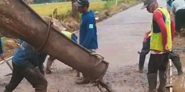 CV. Muda Harapan Kebut Pengecoran Jalan Waled – Cibogo, DPUTR Prioritaskan Aspirasi Masyarakat