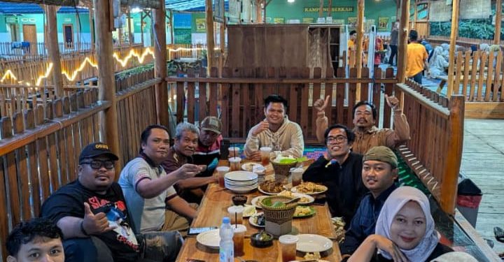 Haruman Kuwu Cisaat Bersama Perangkat Desa Tingkatkan Persaudaraan