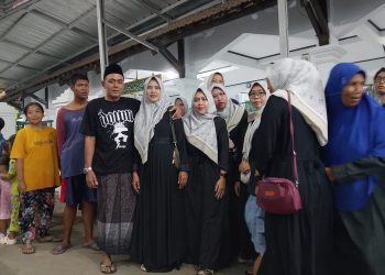 Pemdes Tenjomaya Bagikan Takjil, Warga Antusias Sambut Bulan Suci Ramadan