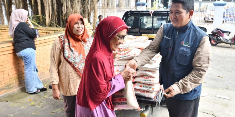 Pekerja Kilang Balongan Salurkan ZIS untuk Warga Sekitar hingga 7,8 Ton