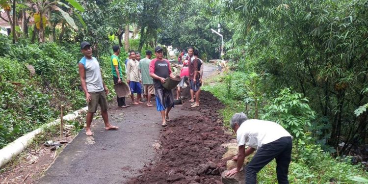 Jalan Cadas Beulah Longsor Abrasi, Pemdes Panambangan Melakukan Penanggulangan Sementara Jelang Lebaran