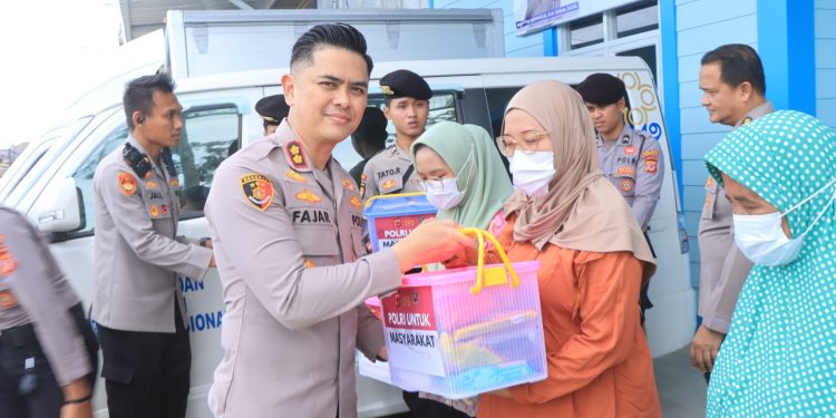 Momentum Ramadan, Usai Tinjau SPPG dan Rutilahu Wakapolda Jabar Bagikan Sembako