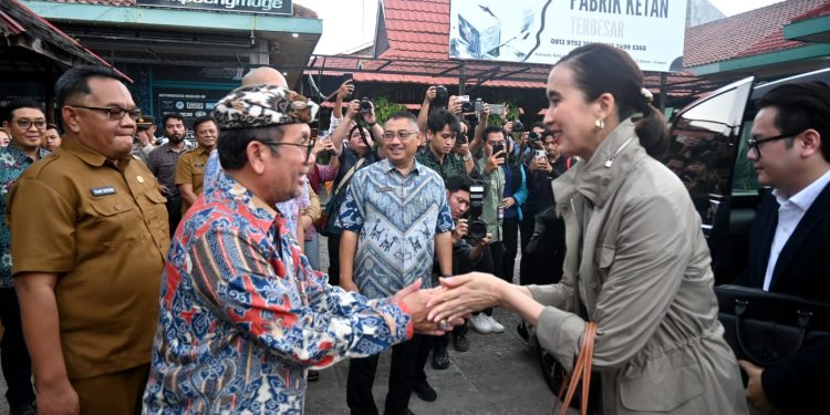 Menpar Tinjau Sentra Batik Trusmi, Bupati Imron Harap Dukungan Pengembangan Pariwisata