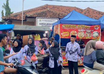 Indahnya Di Bulan Suci Ramadhan, PGRI Cabang Arjawinangun Berbagi Takjil Kepada Masyarakat