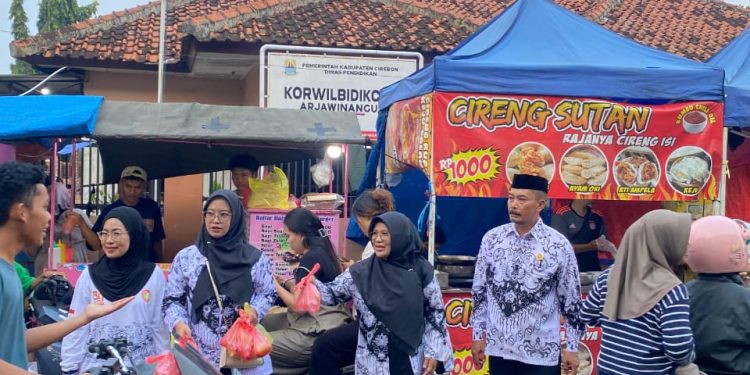 Indahnya Di Bulan Suci Ramadhan, PGRI Cabang Arjawinangun Berbagi Takjil Kepada Masyarakat